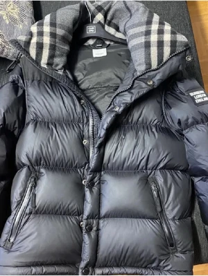Svart dunjacka från Burberry - Öppen för byten, jackan kan även bli till en väst