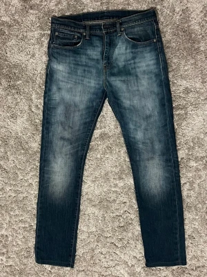 31/34 - Ett par snygga Levis jeans i stl 31/34 med snygga lavatotvättningar i fint skick.