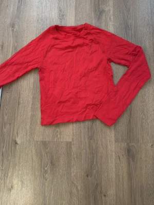 Röd träningströja - Fint skick! Stl M