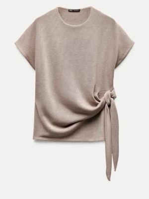 Beige topp med knyt från Zara - Säljer denna jättefin top från Zara. Lite  lite nopprig men de syns inte💞Pris kan diskuteras 😙