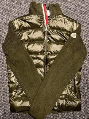 Moncler cardigan - En grön cardigan från moncler riktigt snygg och är i väldigt bra skick säljer den då den va för stor för mig 