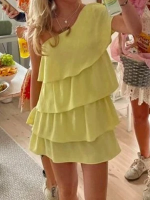 Trendig volangklänning zara - Säljer min superfina volangklänning från Zara. Superbra skick i storlek M men passar också S.