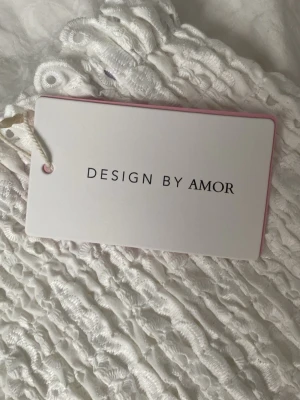 Vit  klänning - Supersöt vit klänning från Design by Amor 💘 aldrig använt då den inte var min stil riktigt så den har legat i Byron sen i somras nu..💕