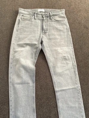 Grå jeans från Jack & Jones - Schyssta jeans från j&j. Nyskick. 28/30. Sitter rakt