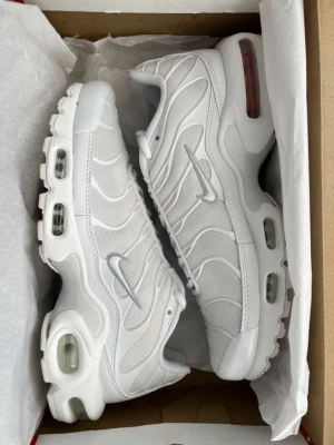 Nike Air Max Plus vita sneakers - Storlek 43 