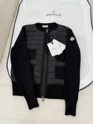 Moncler cardiganjacka  - Nytt skick. Finns i fler storlekar, skriv för mer information 