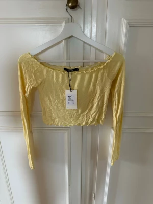 Croppad  off shoulder topp - Croppad långärmad off shoulder topp från Bikbok, storlek XS. Oanvänd! 