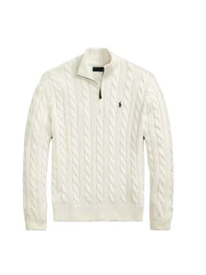 Vit kabelstickad tröja Polo Ralph Lauren - Kabelstickad vit tröja från Polo Ralph Lauren med halv dragkedja och broderad logga på bröstet. Tröjan har ribbade muddar och krage, perfekt för en klassisk och stilren look. Materialet är mjukt och ger en lyxig känsla.