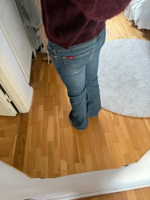 Blå bootcut jeans från only - Hej jag säljer ett par jättesnygga jeans från Only jag har sytt de Lågmidjade annars är de som nya. De går inte att köpa längre och är lite långa i passformen. Skriv för fler bilder eller mått☺️☺️