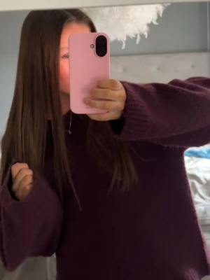 vinröd stickad tröja!! - säljer en vinröd stickad tröja från gina tricot i strl xs. inga tydliga tecken på användning alls💝 