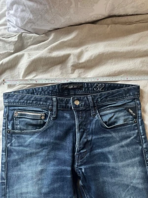 Blå Replay jeans - Snygga blå jeans från Replay. Se mått på bilderna