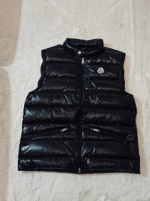 Svart dunväst från Moncler - Snygg svart dunväst från Moncler.                                           Fråga för fler bilder :)