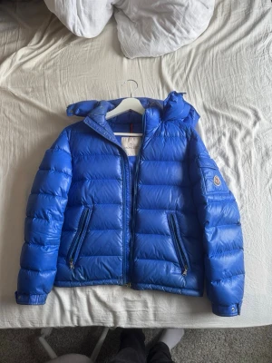 Moncler Maya jacka - En Moncler Maya Jacka i en snygg blå färg. Den är i xs och fint skick