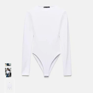 Vit långärmad body från Zara i nyskick - Vit långärmad body från Zara i Stolek S. Den är helt oanvänd och med lappen kvar💓💓