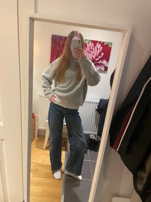 Blåa vintage jeans med vida ben - Säljer ett par blåa vintage jeans med vida ben i mycket bra skick, den har dock ett litet slitage på fickan men inget som man tänker på och knappt syns. Byxorna är från LAB industries
