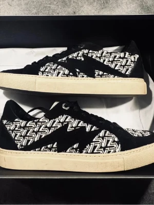 Zadig skor - Skit snygga zadig skor i storlek 38,5. Defekten finns på sista bilden