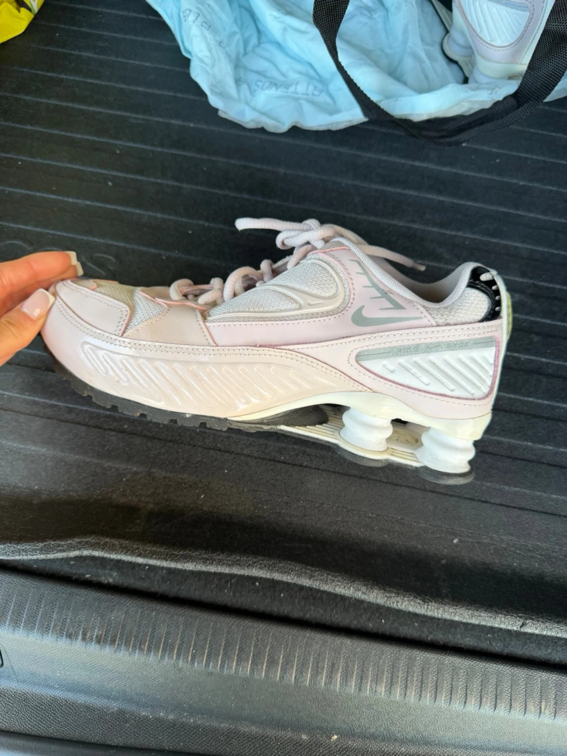 Nike Shox vita och rosa sneakers