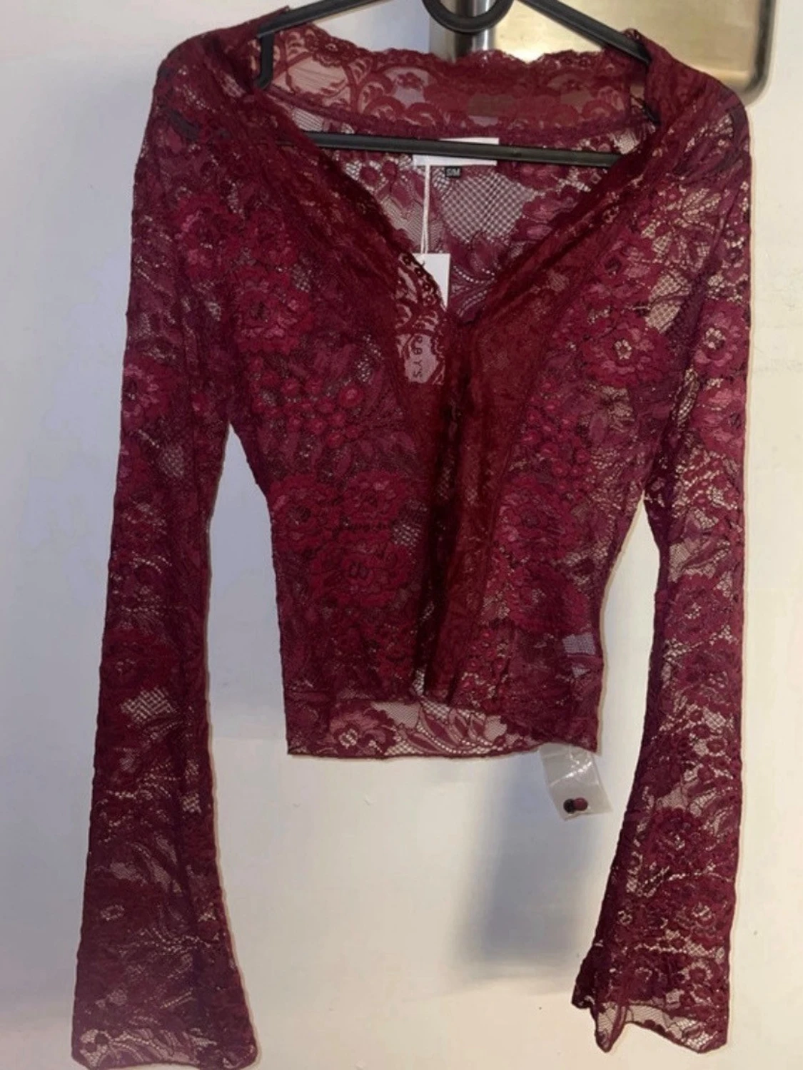 Vinröd spetsblus med vida ärmar - 1