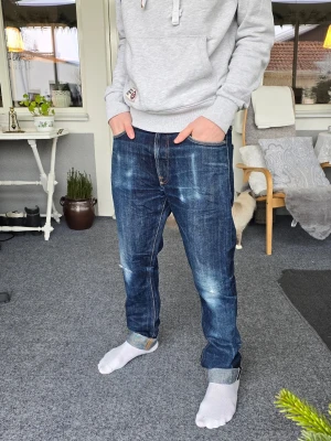 Nudie jeans selvage selvedge vintage - Säljer mina extremt sällsynta Nudie Dry Hemp Selvedge från den numrerade Indigo Bloodline- kollektionen. Detta är par 152 av endast 178 i hela världen, en av Nudies mest begränsade utgåvor någonsin (släpptes till 15-årsjubileet 2016). Storlek: 34/34 Modell: Lean Dean Jag är 180 cm /73 kg (brukar ha 32/32) och bär dem 'baggy' med bälte och uppvik för att visa selvedge-kanten. Helt annan nivå än Nudies vanliga limited editions som ofta görs i tusentals ex. Observera att ett hål lagats på ena benet