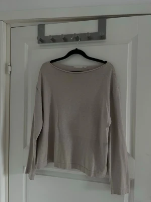 Beige stickad tröja  - Säljer en beige stickad one shoulder tröja. Storlek M från Lager 157. Sparsamt använd och i bra skick.