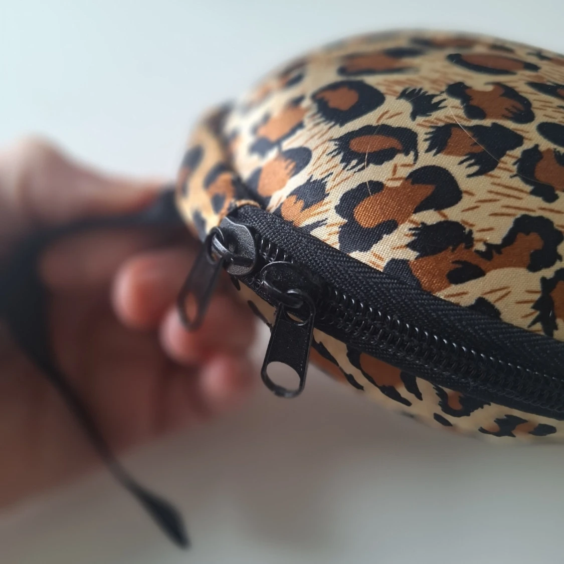 Leopardmönstrat hårt bh fodral. Rymmer 2 st - 2