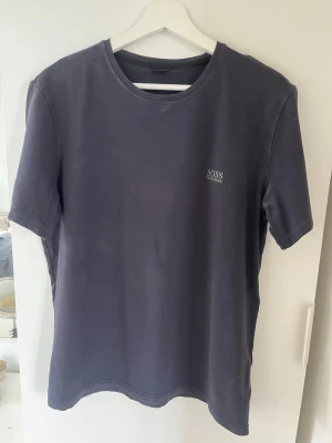 Mörkblå t-shirt från BOSS - En stilren mörkblå t-shirt från BOSS med diskret logga på bröstet.