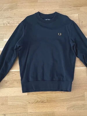 Fred Perry tröja - Jättefin Fred Perry tröja i väldigt bra skick! Storlek S i vuxen. Dm för fler bilder. 