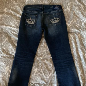 Lådmidjade Victoria Beckham jeans - Lågmidjade Victoria Beckham jeans, Bootcut. Bra skick saknas några diamanter på fickorna. Säljer då dem är för små.  Kontakta mig vid  frågor eller mått!