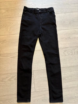 Svarta skinny jeans från Detroit - Säljer ett par svarta skinny jeans från Detroit. Jeansen har klassisk femficksmodell, knappgylf och smal passform. Materialet är stretchigt för extra komfort och de har en stilren look som passar till det mesta.