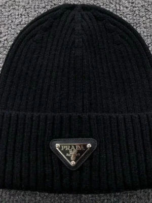 Svart Prada mössa - Säljer en svart Prada mösssa priset är inte fast. Skriv så fort ni har frågor
