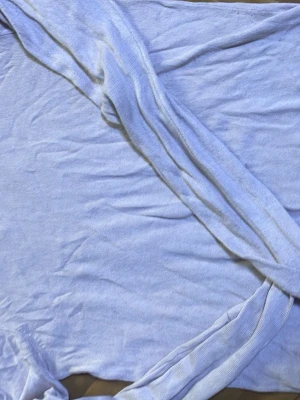  långärmad tröja 157 -  långärmad tröja från 157 med ribbade muddar på ärmarna. Tröjan är enkel i designen och har en mjuk och tunn stickad känsla, perfekt för lager-på-lager. Passar dig som gillar basic och stilrent.