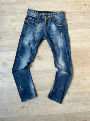 Blåa Dsquared2 Jeans Slim Fit W28 - Fina Blåa DSQUARED2 Jeans med revor/hål och slitningar i blå färg. Jeansen är i mycket bra skick och sparsamt använda. |  Äkta som allt annat jag säljer! ✅|  Storlek: W28 | Skick: Mycket Bra Skick | Färg: Blå | Märke: DSQUARED2 | Modell: Jeans |  Hör gärna av dig vid frågor så svarar jag så fort jag kan! 😁|  