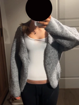 Stickad kofta - Säljer min gråa stickade kofta från Lindex. Den är enbart använd ett fåtal gånger, därför i mycket bra kick❤️