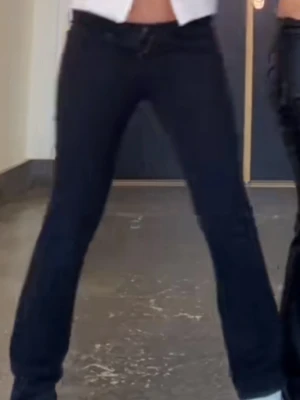 Svarta lågmidjade jeans  - Säljer super fina vintage Levis jeans med lågmidja 