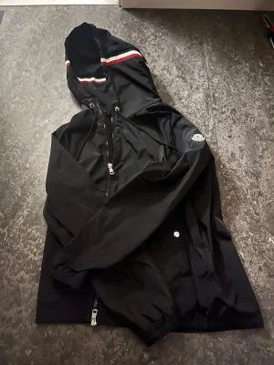 Moncler windbreaker  - Moncler windbreaker Storlek S Passar perfekt i lite schysstare väder går även i vinter med en tjock hoodie under har provat själv. Priset är 999kr Skickare paketet samma dag du köper leverans 1-2 dagar 