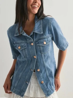 Ljusblå jeansjacka/ jeansskjorta med korta ärmar - Jättesnygg jeansskjorta/jeansjacka med korta ärmar från Nelly, så fin men säljer pga att den tyvärr var för liten på mig. Prislappen sitter kvar så helt helt ny!!  Den är i storlek L och jag har vanligtvis storlek S-M så i mitt tycke lite liten i storleken❣️ hör av dig om du vill ha fler bilder! 