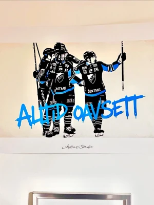 Ardeur Studio UF poster med djurgårdsmotiv och text - Snygg tavla med motiv av fyra hockeyspelare i svarta och blå matchställ, med texten 'ALLTID OAVSETT' i blått över bilden. Perfekt för hockeyälskare och sportintresserade. Tryckt på vitt papper och designad av Anders Studio. Storlek A2