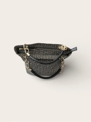 Tommy Hilfiger Handväska – Monogram (Slutsåld modell) - Säljer en stilren och iögonfallande handväska från Tommy Hilfiger. Väskan har det klassiska TH-monogrammet i tyget och exklusiva detaljer i guld (kedjor och beslag) samt detaljer i svart konstläder.  Detta är en slutsåld modell som inte längre går att få tag på i butik. Perfekt storlek för vardagsbruk eller en utekväll. Stängs med dragkedja så allt ligger säkert.  Skick: Mycket fint skick! Insidan är hel och ren, och gulddetaljerna är fina. Sparsamt använd.  Mått:  Bredd: 42 cm  Nypris: 2000 kr