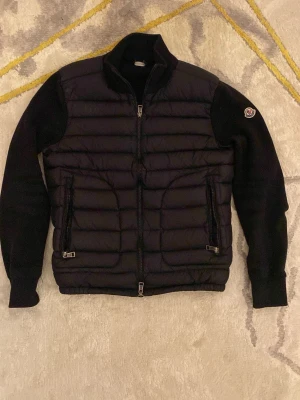 Svart cardiganjacka från Moncler - Privat för fler information, Pris kan diskuteras 
