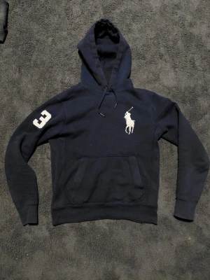 Ralph Lauren Hoodie - En mörkblå hoodie från polo ralph lauren i storlek smal. Ny och fri från defekter. Skriv gärna vid fler frågor😁