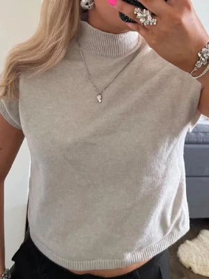 Stickad topp - Så fin stickad väst från Kappahl