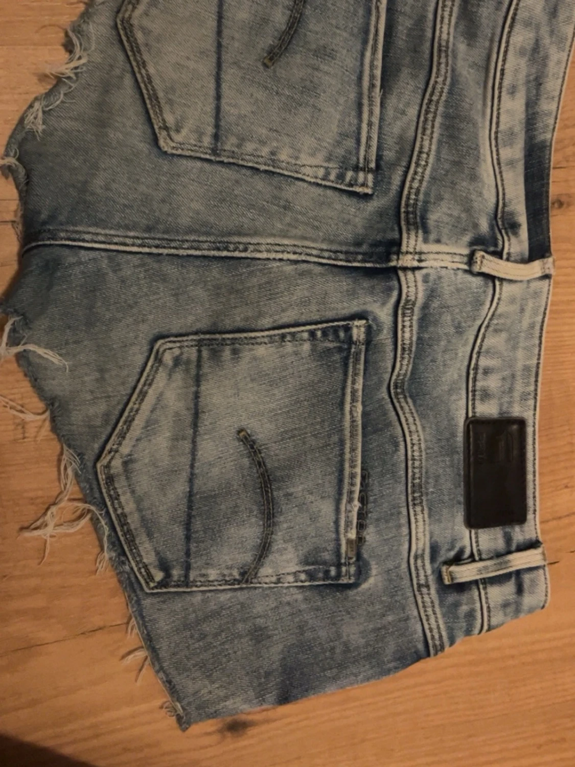 Blå lågmidjade jeansshorts med fransig kant - 2