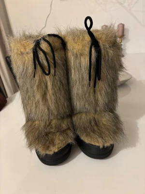 Vinterskor  - Jätte sköna snygga vinterskor med fejk päls från Björn Borg i storlek 35-37 (jag har storlek 37 & dessa passar mig om jag har sockor under, alltså skulle säga 37-38) 🌸 • Instagram: Ginise  