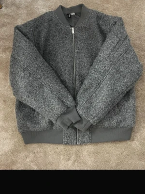 Grå bomberjacka  - Snygg grå bomberjacka som ser ut som när jag köpte den. Är inte som storleken säger utan skulle säga mer S