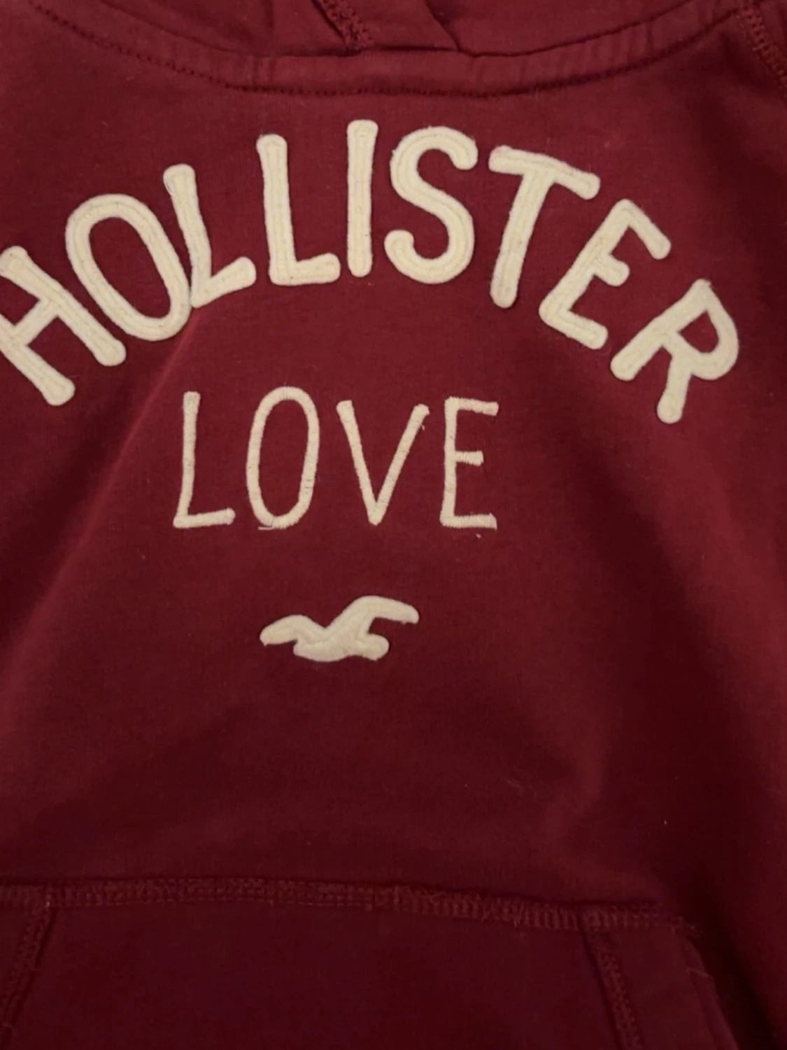 Vinröd hoodie från Hollister - 2