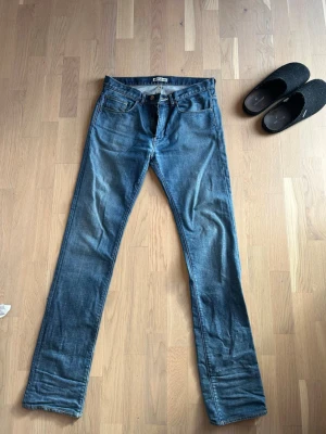 Acne Studios jeans - [ W32 | L32 ] !Pris går att diskuterad! Säljer ett par klassiska blå jeans från Acne Studios med raka ben och femficksmodell. Tillverkade i denim med snygg tvätt och kontrastsömmar och paret är i extremt högkvalitativt material.