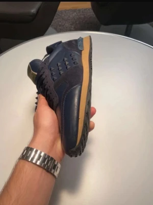 Valentino rockrunners - Valentino rockrunners 9-10 i skick. Nypris runt 6k mitt pris 1999 kan gå ner i pris vid en snabb affär mvh Elias