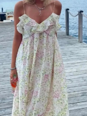 Söt blommig klänning - Säljer denna sååå söta långa blommiga klänningen som är perfekt till midsommar!!💐💐💕💕💕