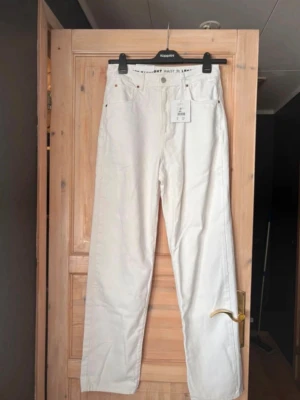 Vita raka jeans från KappAhl - Vita oanvända byxor från Bikbok, med prislapp på