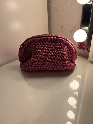 Virkad necessär i rosa metall garn - Virkad necessär - Bella -      •En handgjord necessär med ihopfälld        bar ram (rundad)   •Virkad i ett metall liknande garn, som ger en otroligt fin och en häftig rosa metall färg    •Storlek M: Bred ca 17 cm - Lång ca 22        cm   •Färg: Metall rosa   Perfekt som necessär, sminkväska, väska eller att ge bort i present! 💝     •Virkad av mig @virkningbynadja  (Kolla min profil för fler färger)      Kolla gärna in min Instagram för mer, @virkningbynadja ✨
